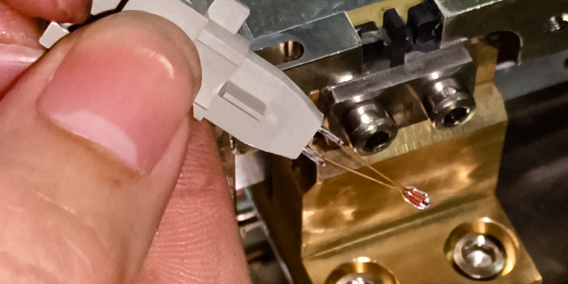 精密雙壓方焊接機-NTC電阻焊線機 - 線束整形焊接機 - 6 NTC玻封熱敏電阻杜鎂絲引線與溫度傳感器PIN腳焊接